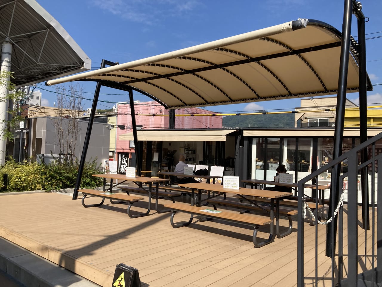 2022年9月KOI PLACE・コイプレ_コイテラスの屋根付きテーブル