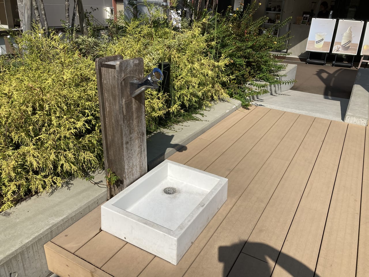2022年9月KOI PLACE・コイプレ_コイテラスの屋根付きテーブル_手洗い場