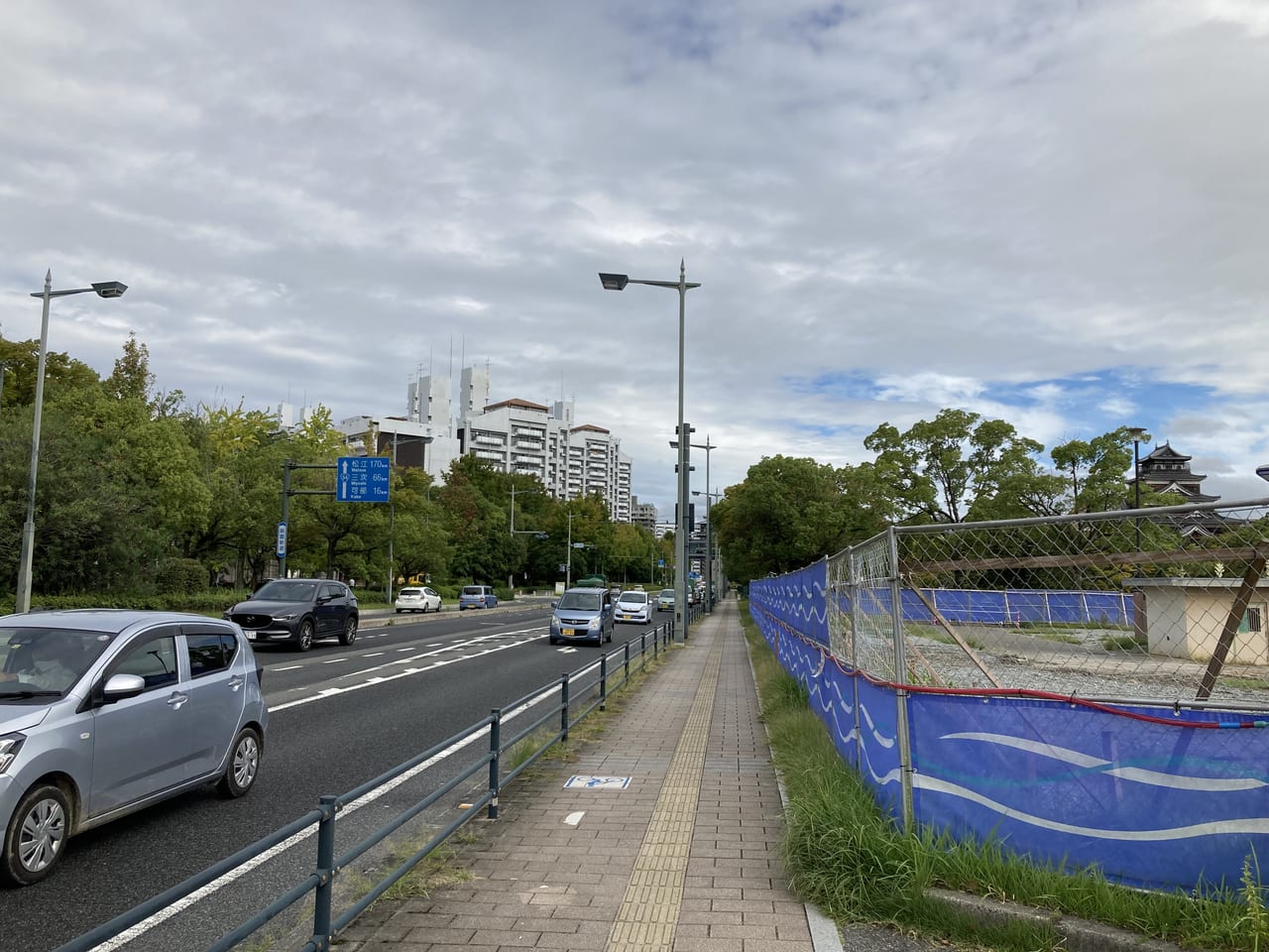 2022年10月広島城三の丸広場_広島市サッカースタジアム建設_工事による迂回路_車道の様子