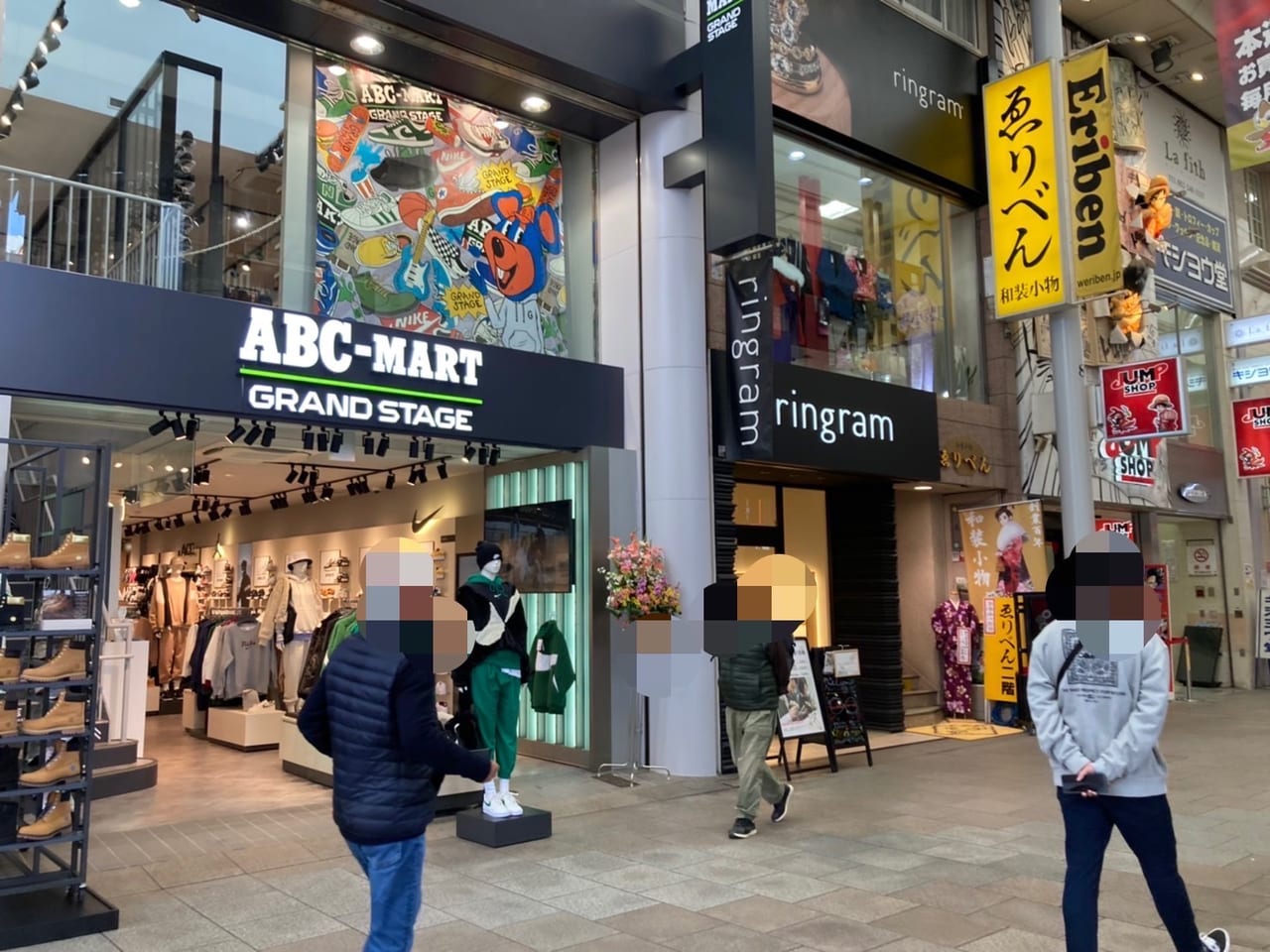 2022年11月ABC-MART GRAND STAGE広島店オープン_お店の前の人通り