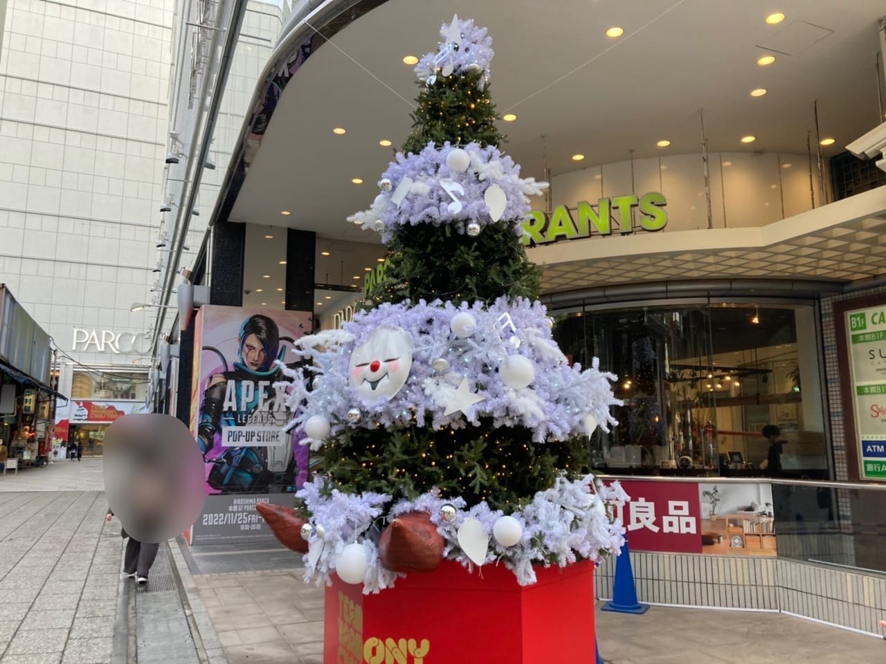 2022年12月広島パルコ_クリスマスマーケット_本館店頭のクリスマスツリー
