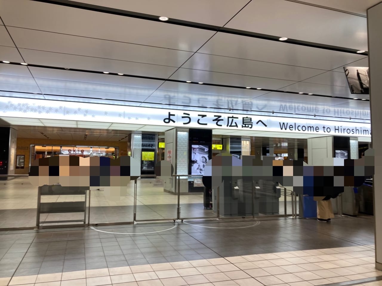 2022年12月JR広島新幹線改札内_クイニーアマン専門店ボングーテの冷蔵自販機