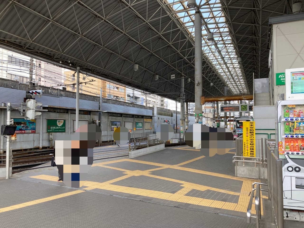 2023年2月西広島駅で見かけたかっぱえびせん匠海のラッピングゴミ箱