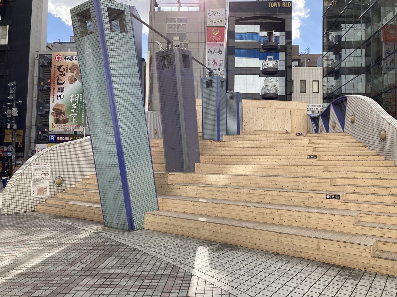 2023年1月アリスガーデン_広島パルコ前_改装工事が終わって木製ベンチがお目見え