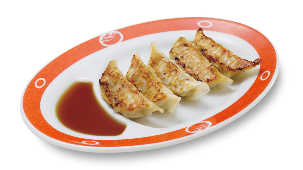 Wチャンス特典でもらえる餃子半額のイメージ写真。香ばしく焼き上げた餃子が皿に並ぶ