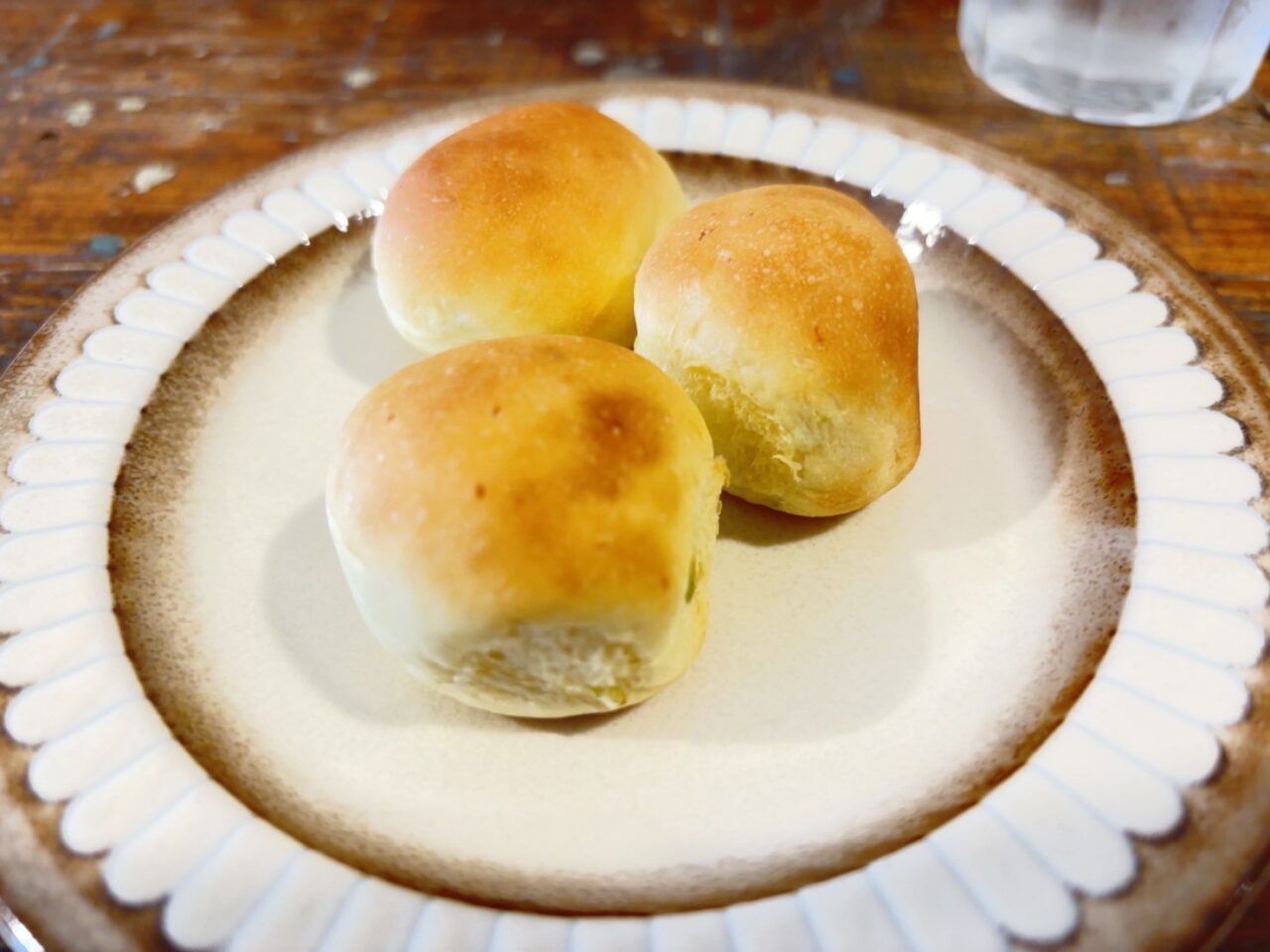 パスタセットに付く、うれしいおかわり自由のパン
