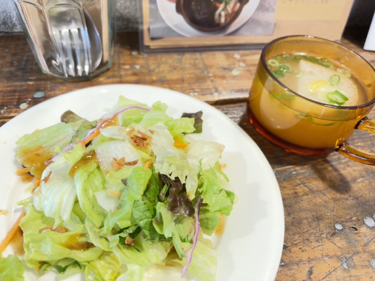パスタセットに付くサラダとスープ。見た目も味も満足
