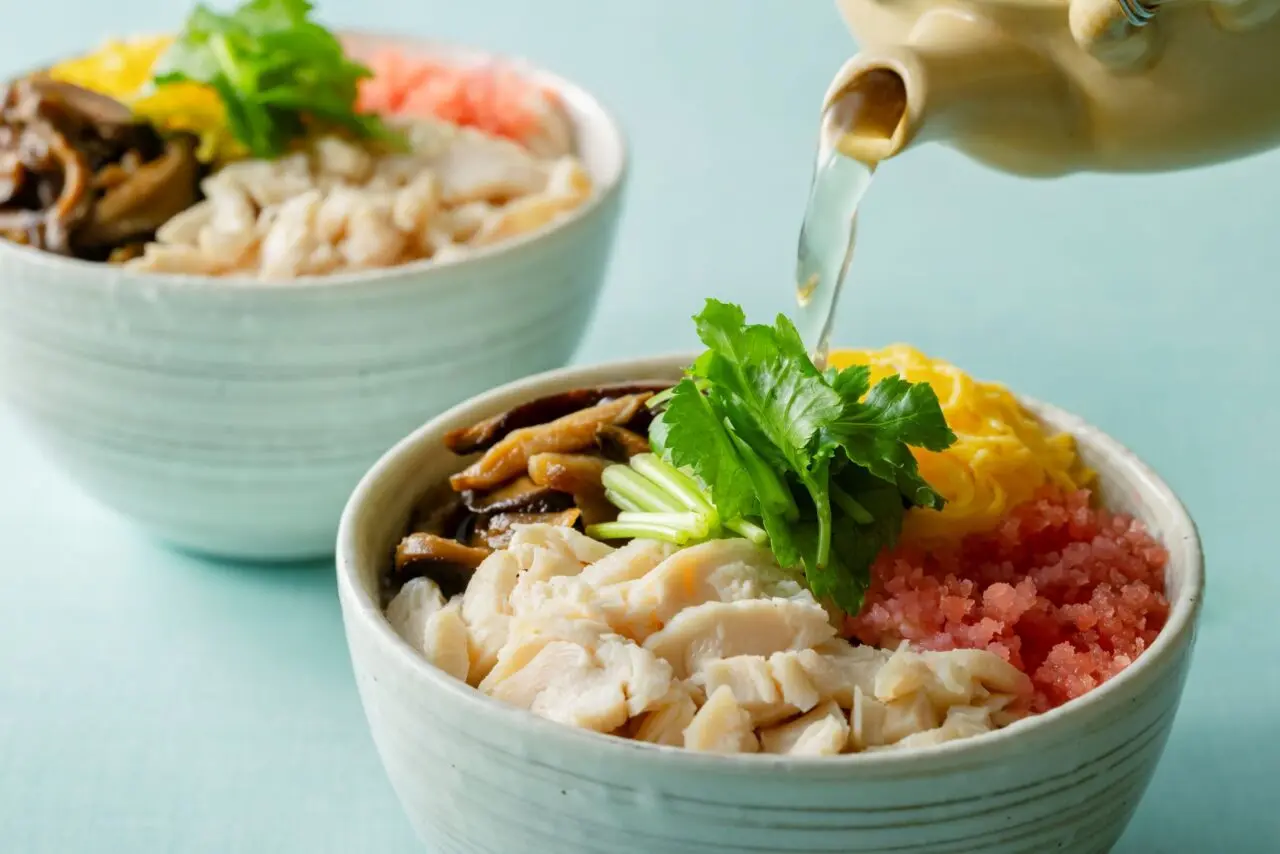 鹿児島県奄美大島の郷土料理「鶏飯(けいはん)」、シンプルながら奥深い味わいが特徴の一品。