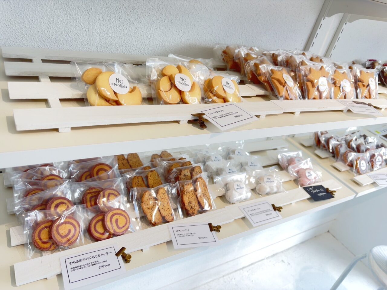 さまざまな種類のクッキーが並ぶ、素材の組み合わせに遊び心が光る焼き菓子たち