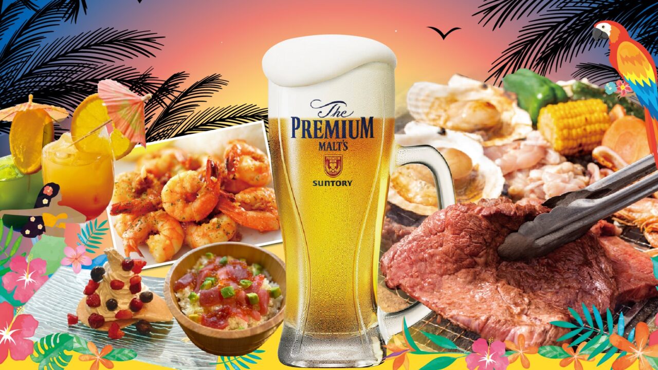 肉とジョッキのビールが並ぶ