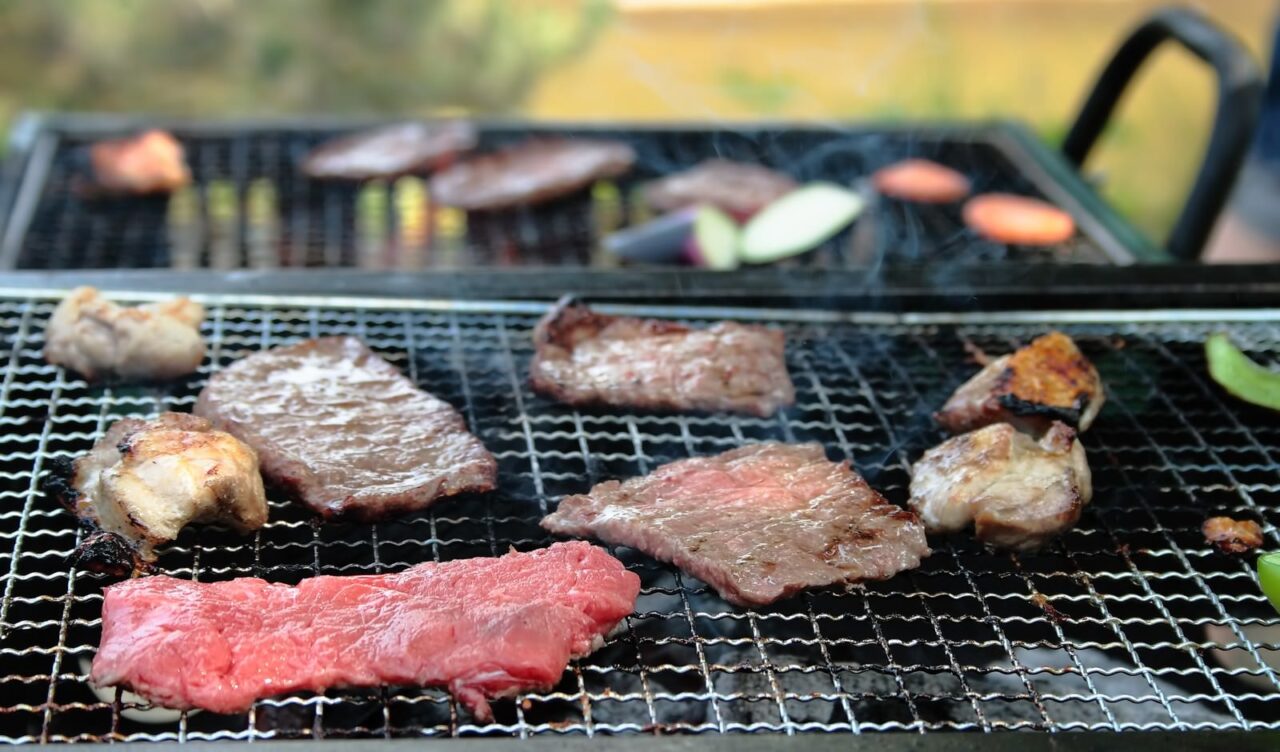 牛ハラミや海鮮が並ぶ鉄板BBQの盛り付け