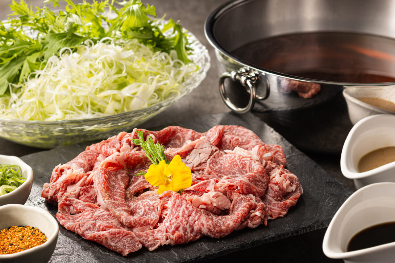 国産牛ロースと広島県産豚のあごだし鍋