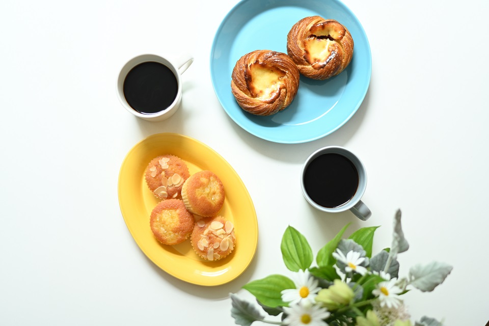 デンマークフェアで提供されるパンとコーヒーのある朝の風景