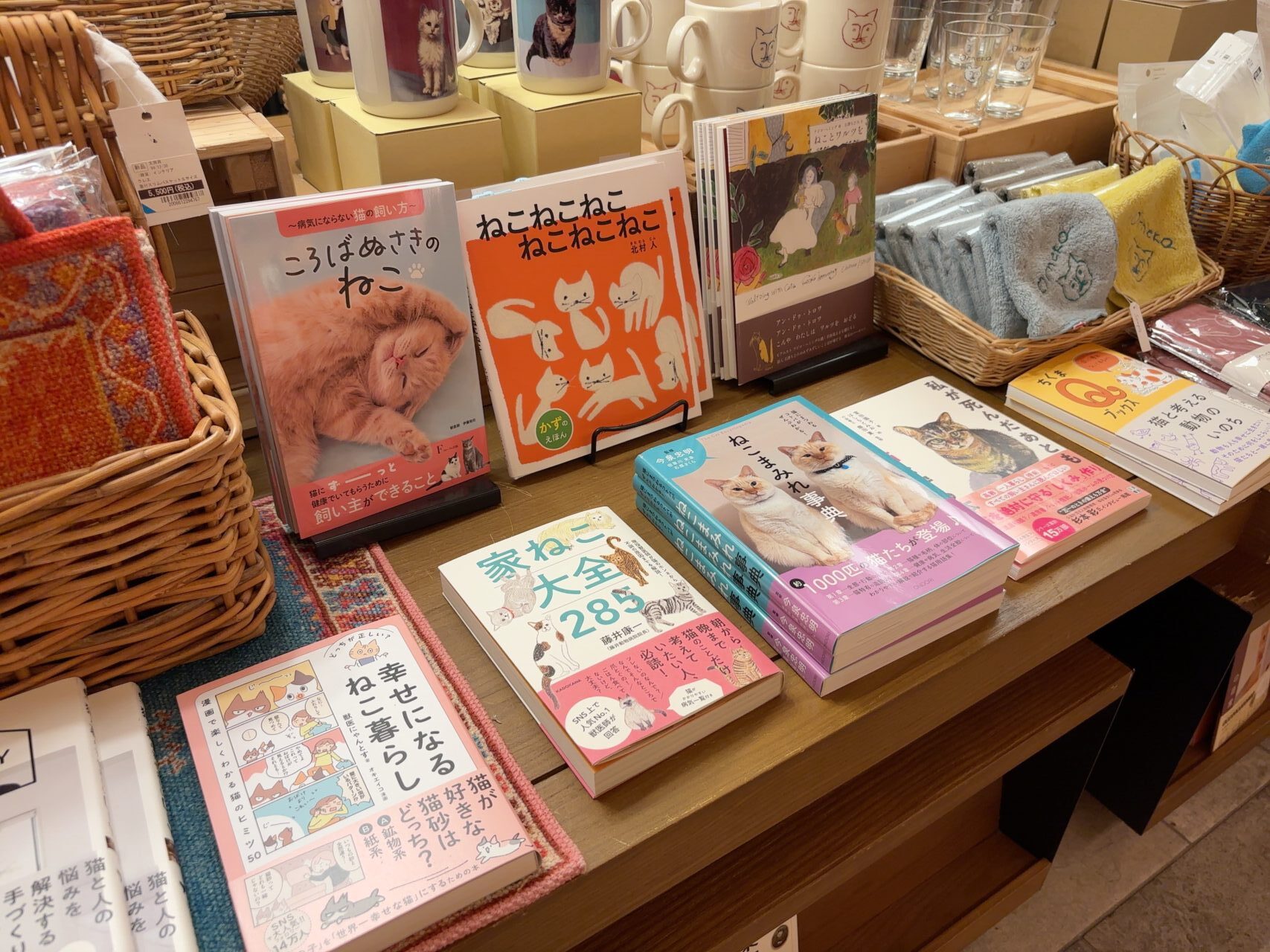 猫に関する書籍が並ぶ蔦屋書店内の特設コーナー
