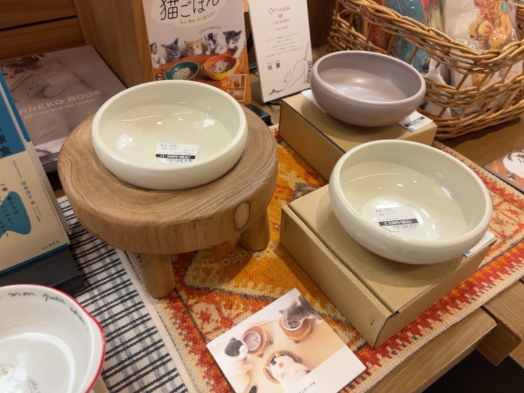 可愛らしい猫用食器