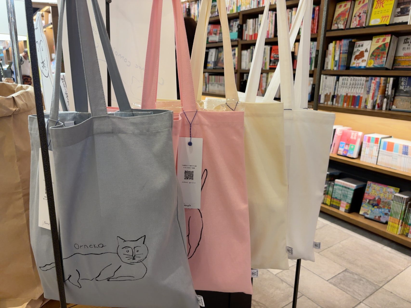 猫のイラストがプリントされたオルネコのトートバッグ