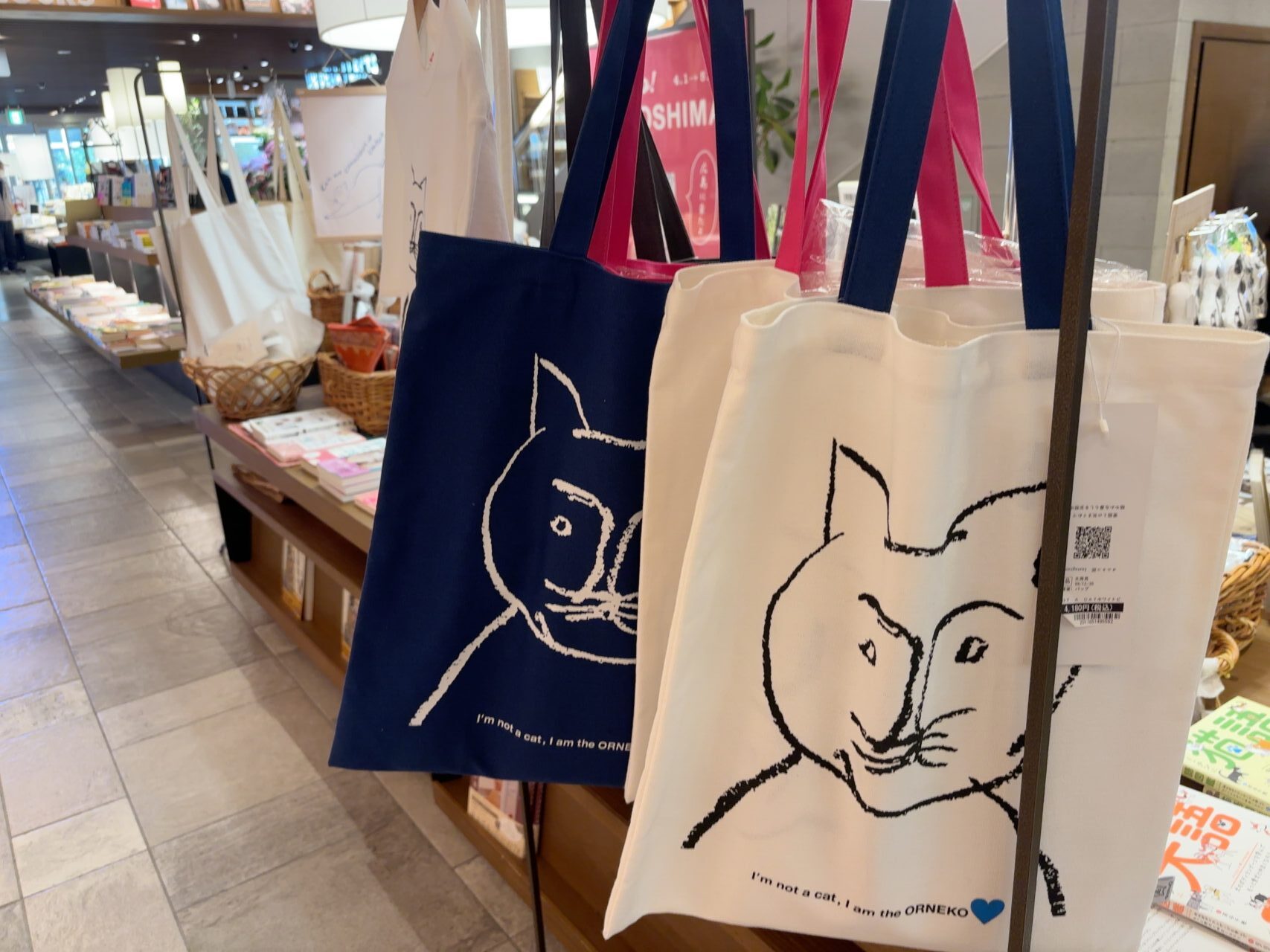 異なるデザインの猫柄トートバッグ（オルネコPOP-UP）