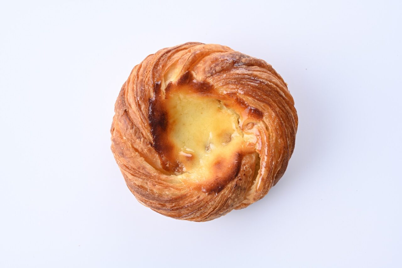 クリームチーズとラズベリーが層になったデニッシュ