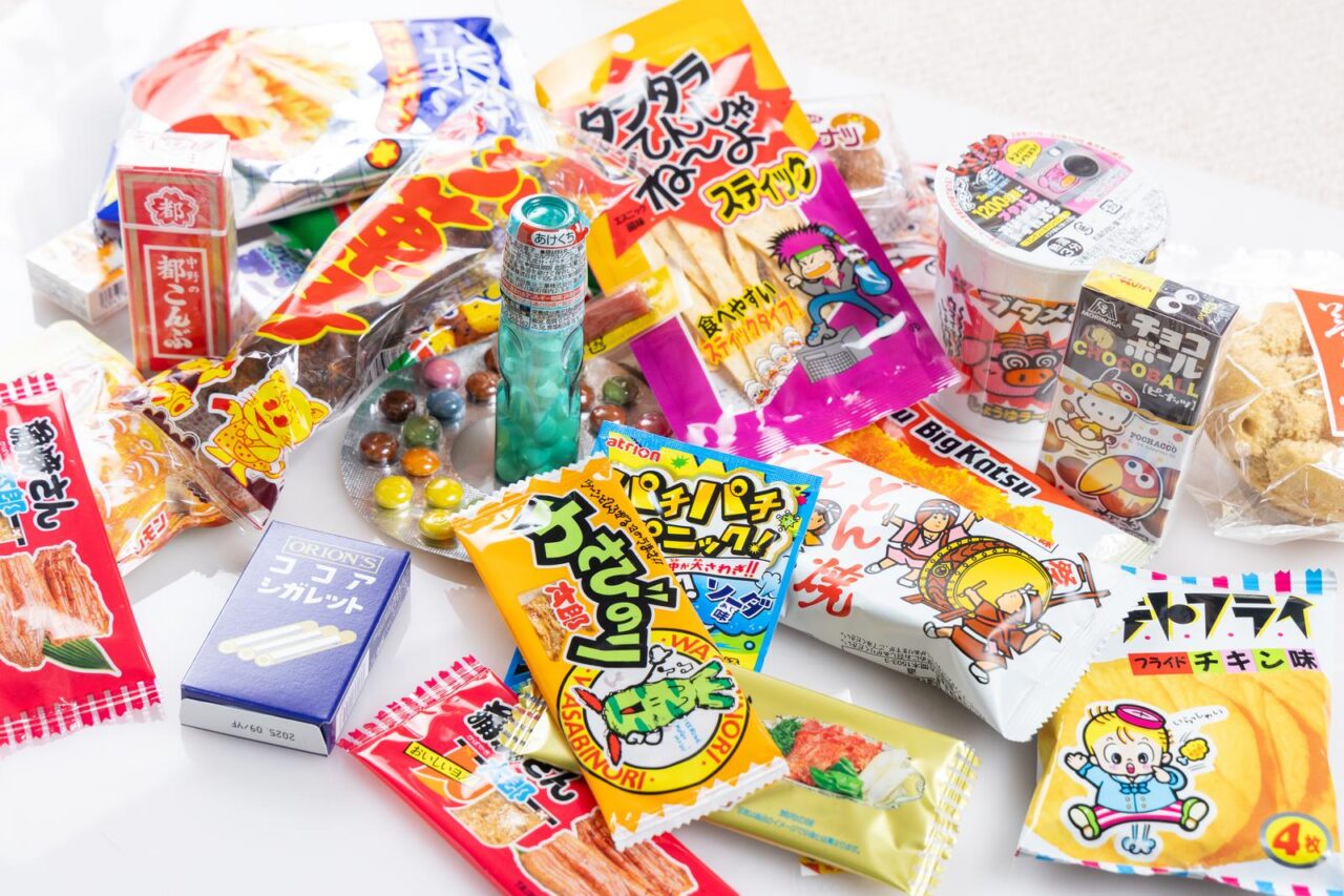駄菓子コーナーに並ぶカラフルなお菓子たち