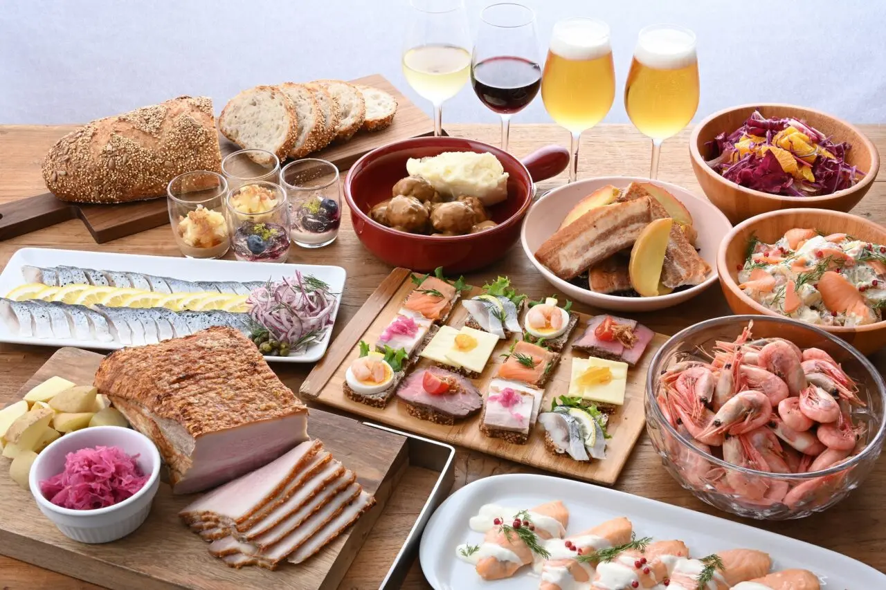 クリスピーデニッシュポークやフリカデラが並ぶデンマーク料理のビュッフェ