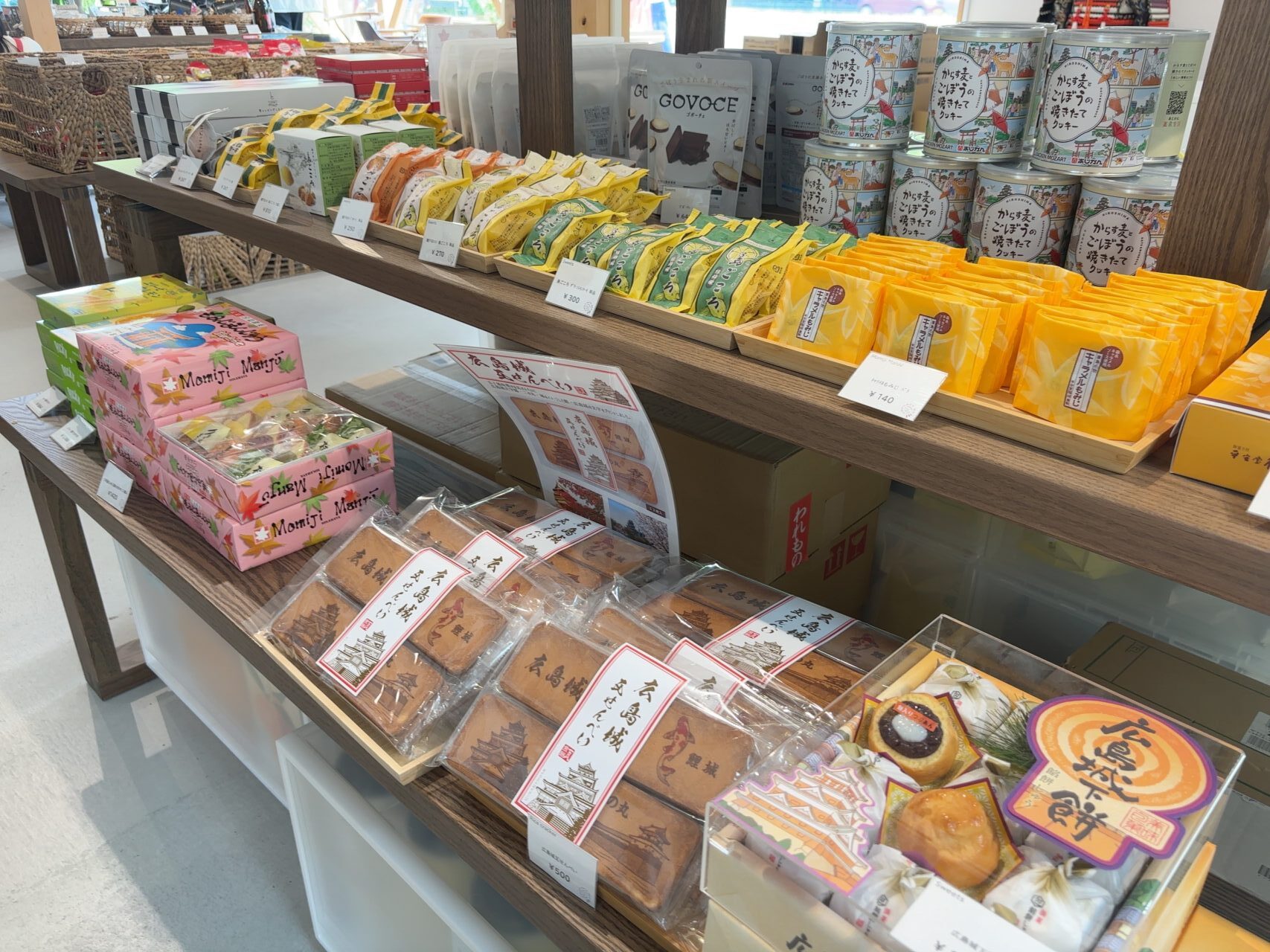 広島名物を使ったおやつが並ぶ店内棚