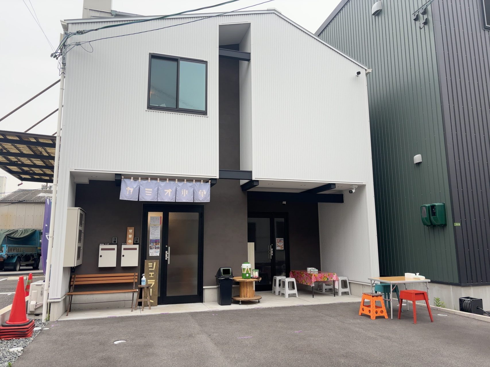 江波にあるジェラート専門店「カミオ氷菓」の外観