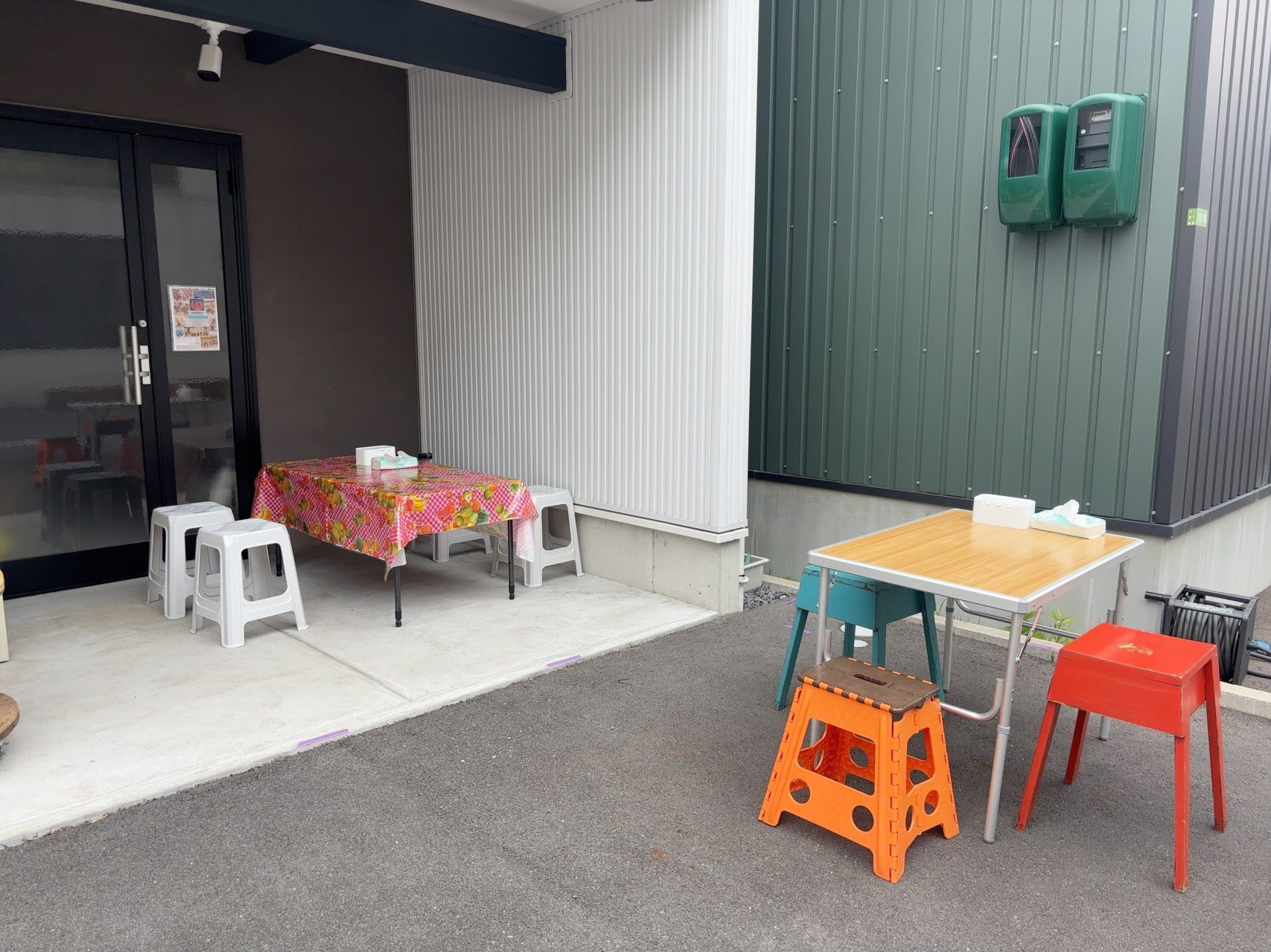 店外に設置された2つのテーブル席