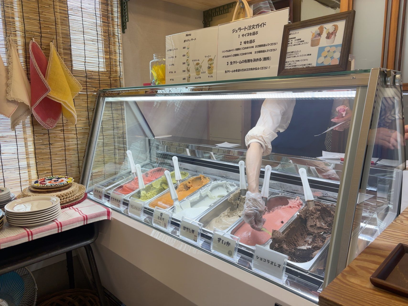 ショーケースに並ぶ本日のジェラート7種