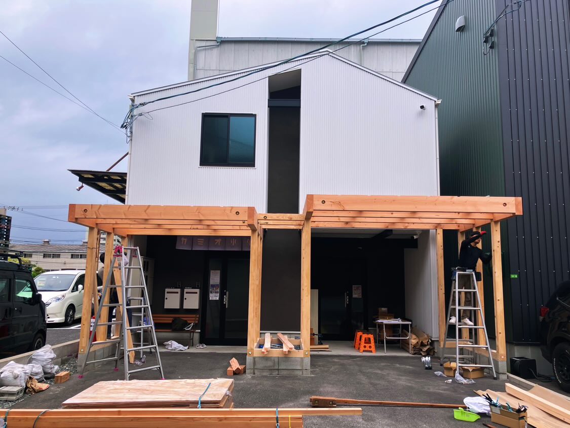 カミオ氷菓の隣で進められているテラス建設の様子。完成後は2階でジェラートが楽しめる予定。