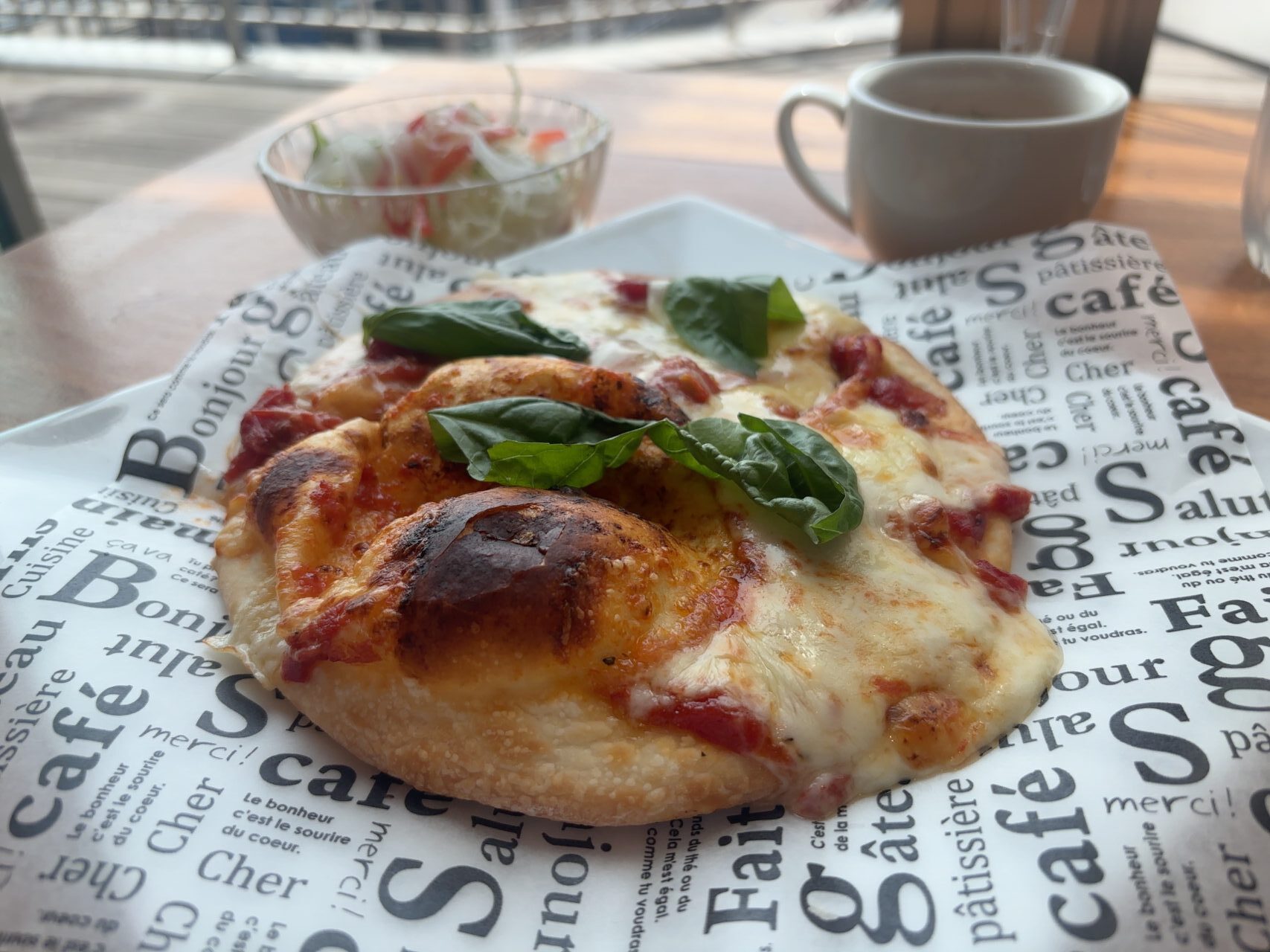 マルゲリータピザにサラダとスープが付いた「喫茶かもめモカ」のピザセット