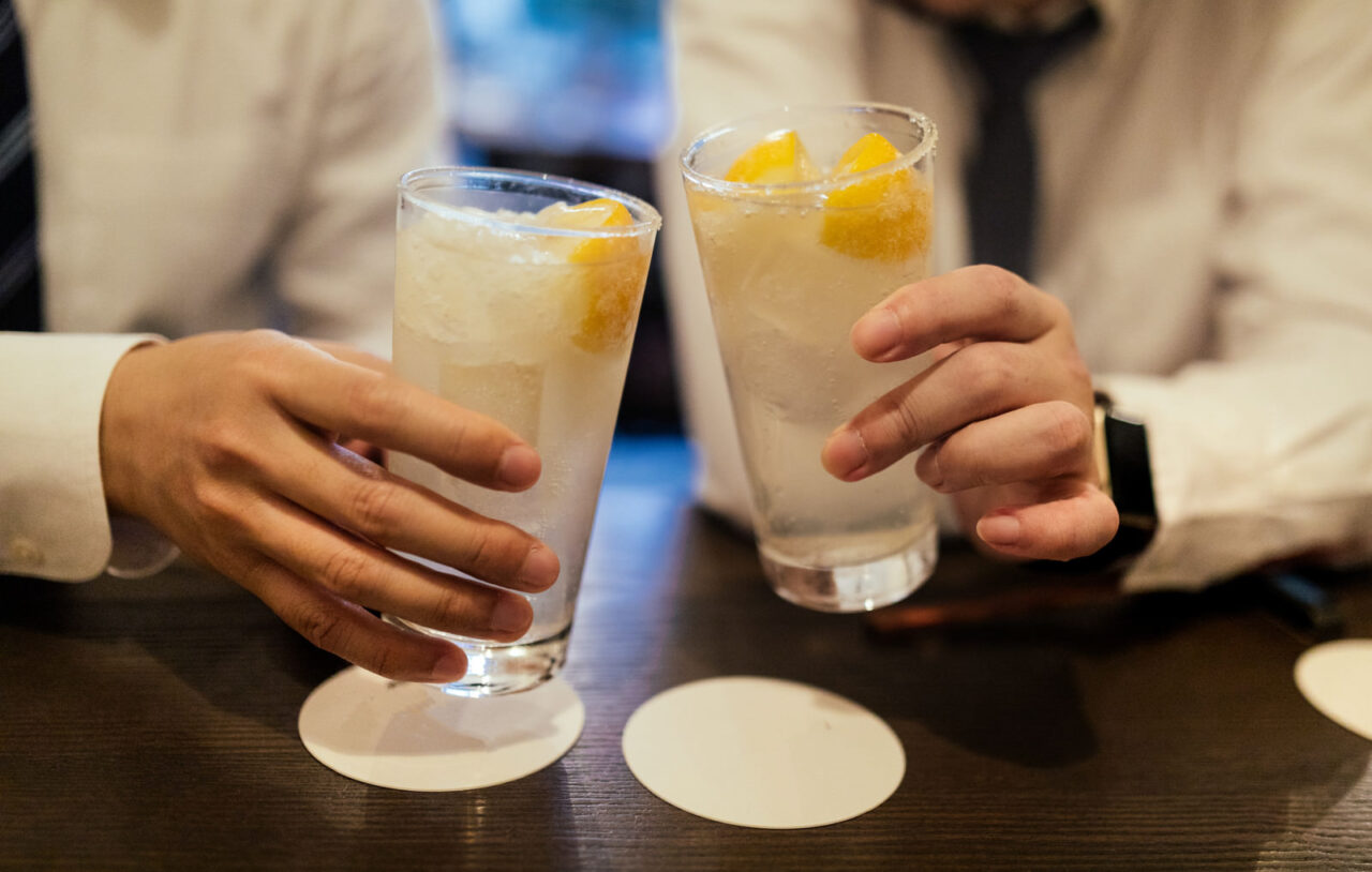 乾杯する様子
