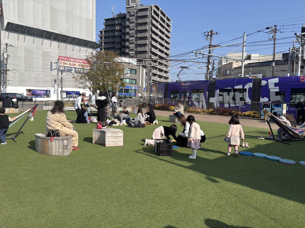 KOI PLACE内に広がる芝生の広場