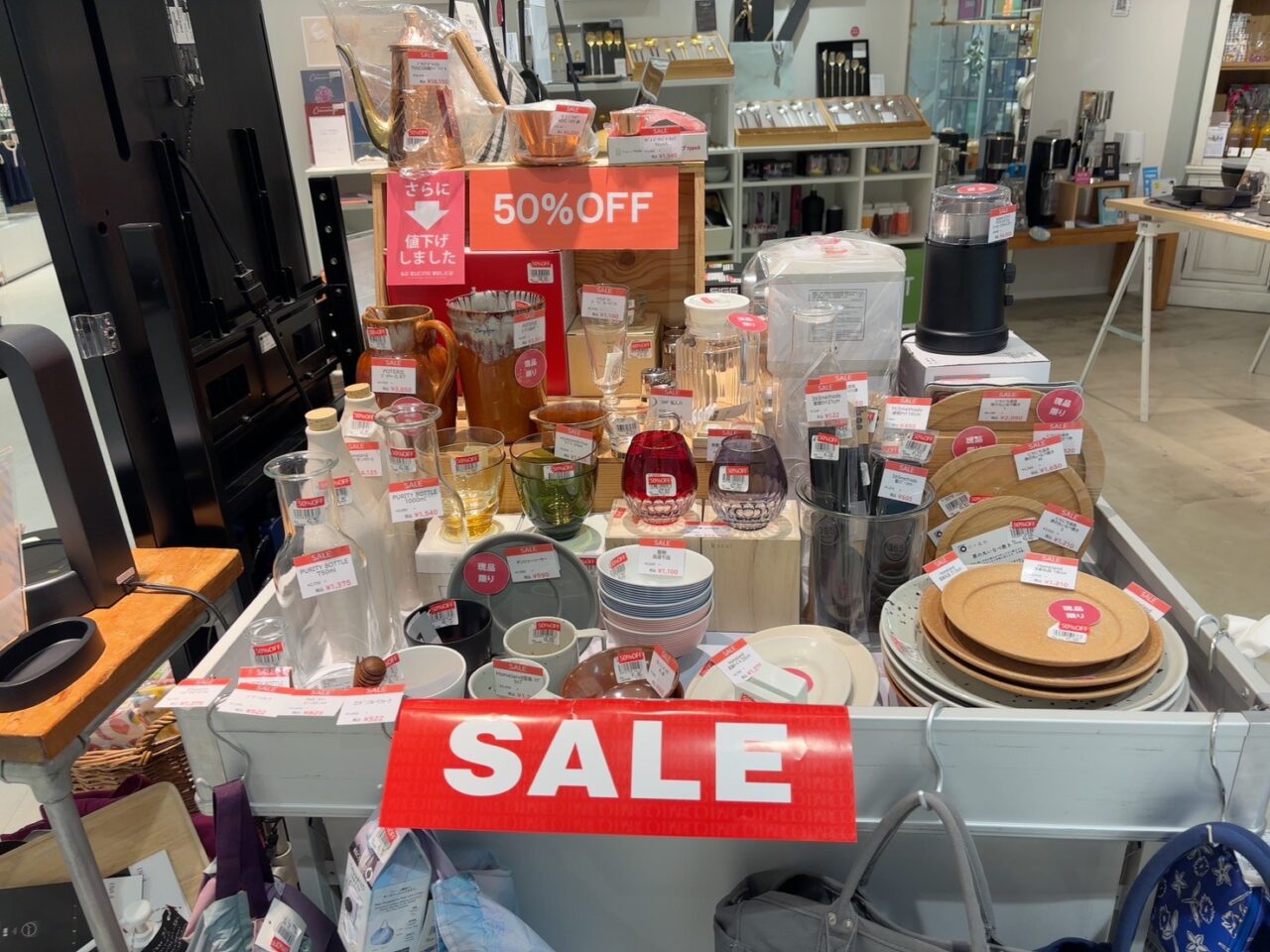 最大50％オフの商品が並ぶお得なワゴンセールコーナー