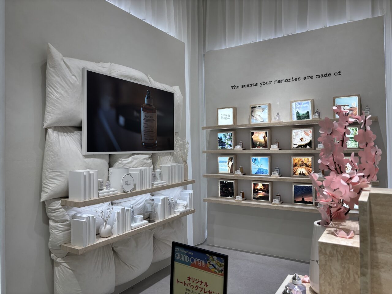 ミナモア店の広々とした内観。香りのセレクションが並ぶスペース