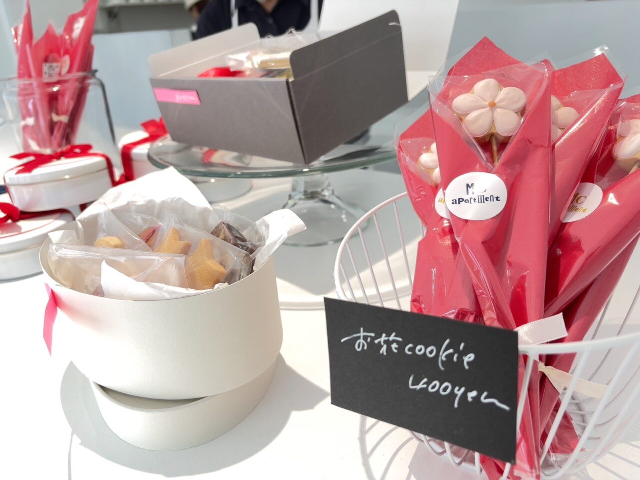 母の日に合わせて作られた、花のモチーフが美しいアイシングクッキー