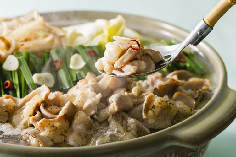 福岡名物のもつ鍋。あっさりとした和風だしで、もつの濃厚な旨味を楽しむ料理(ディナー限定)。