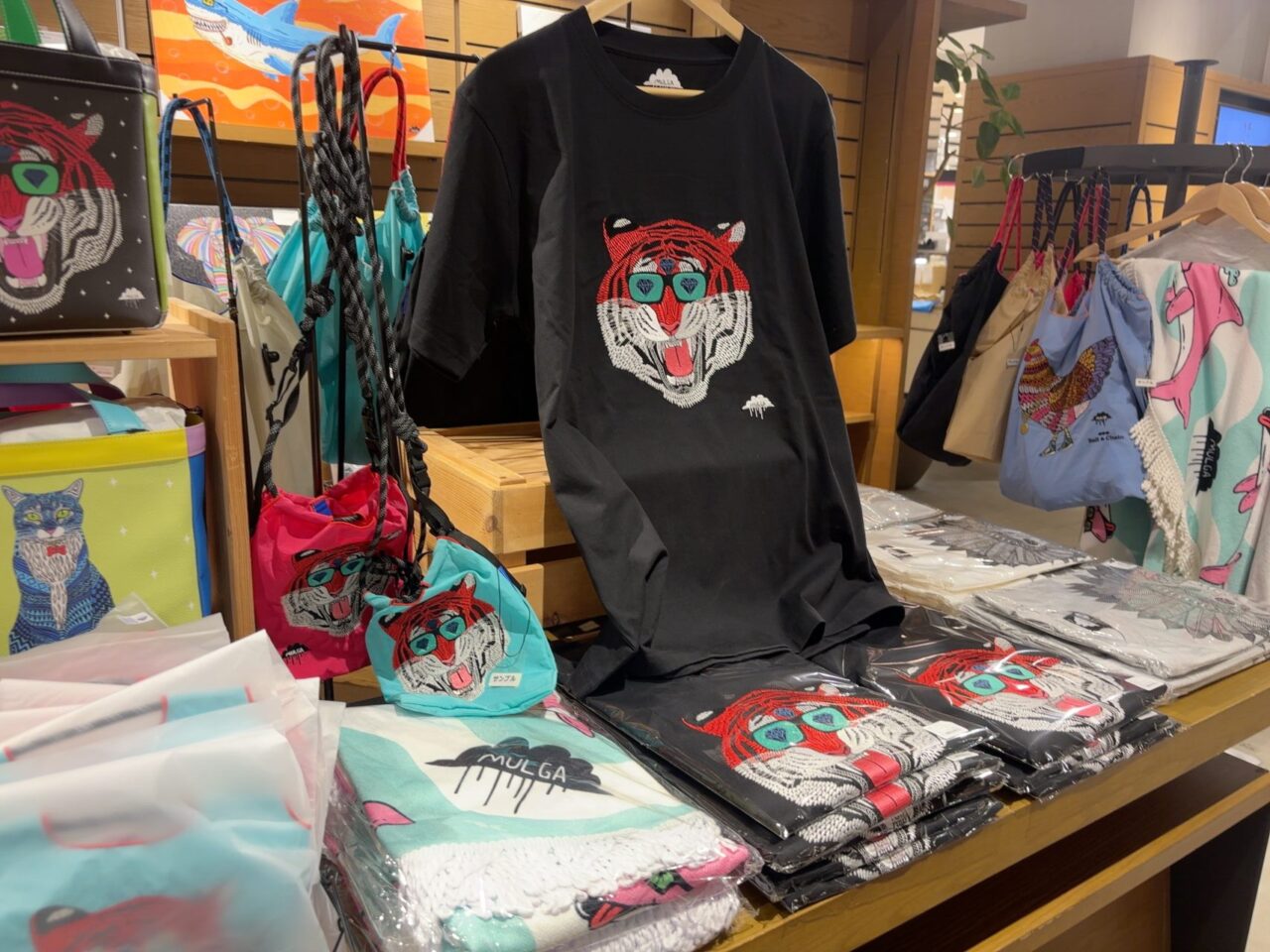 モルガのデザインがプリントされたポップなTシャツ
