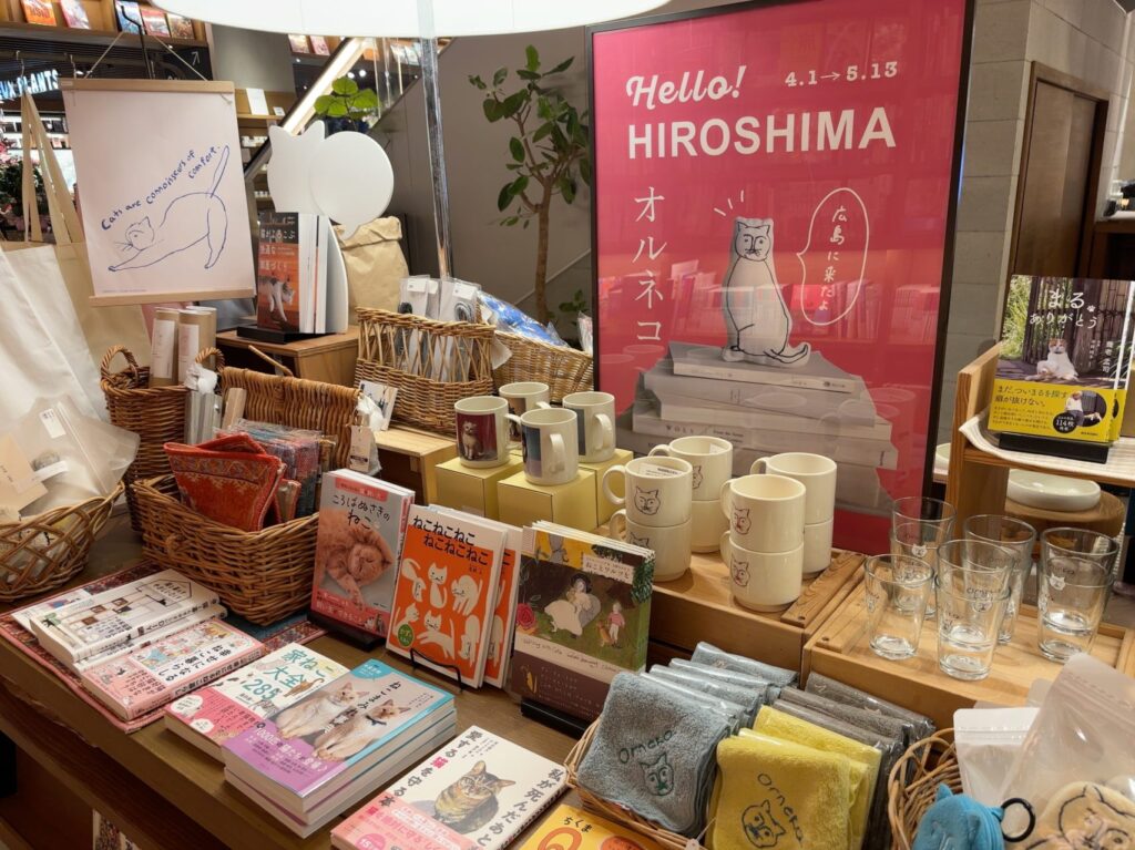 オルネコPOP-UPのポスターと雑貨が並ぶ展示風景