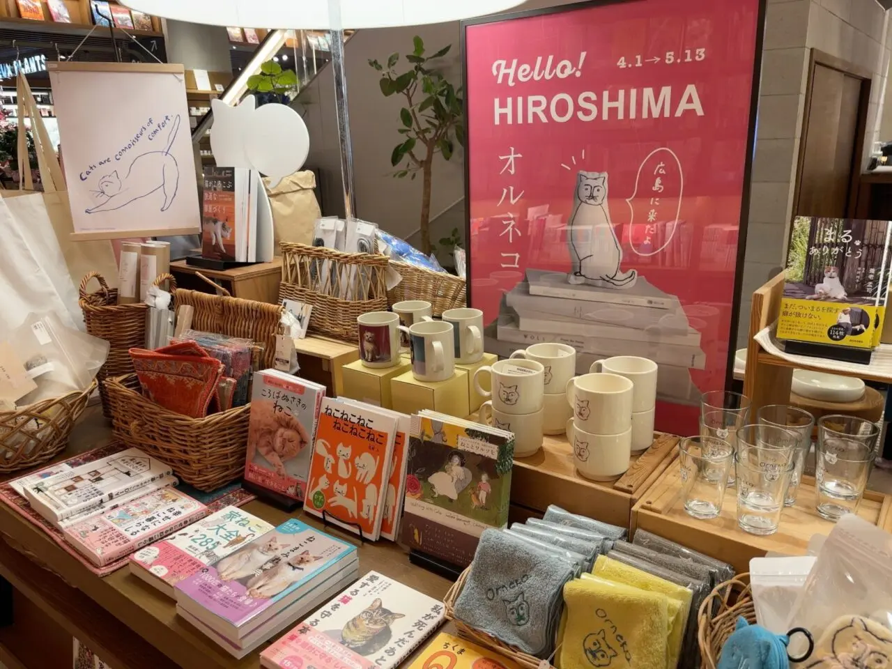 オルネコPOP-UPのポスターと雑貨が並ぶ展示風景