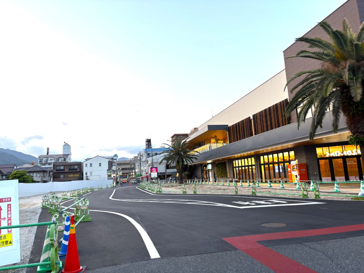 広電楽々園駅からイオンタウン方面へまっすぐ続く新しく舗装された道路