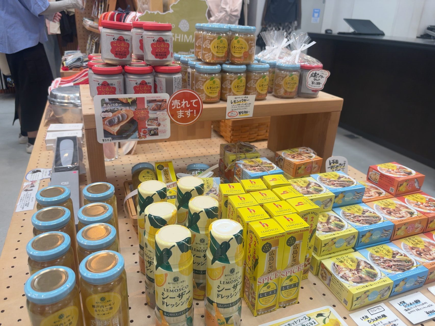 瀬戸内レモン農園のレモンを使った加工商品。レモ缶シリーズのパッケージなど。