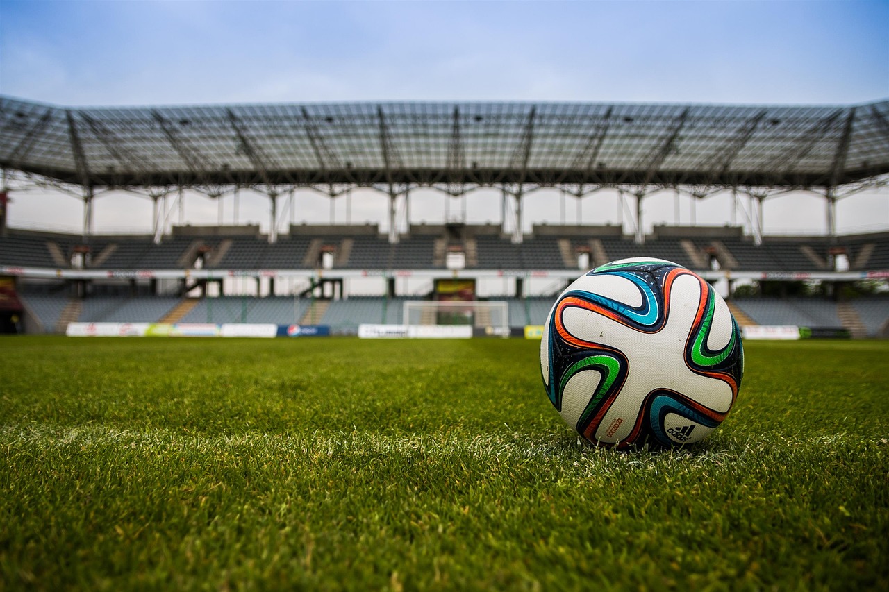 サッカーボールが置かれた芝生のコート、試合への期待感を感じさせる一枚
