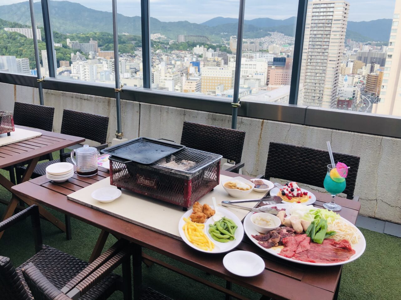 高層ビルの屋上BBQイメージ写真