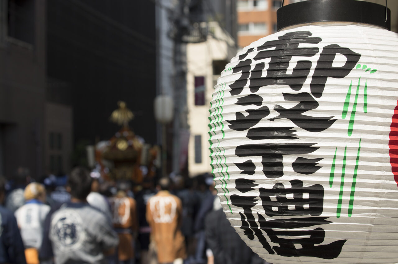 夜の街を彩る祭りの提灯