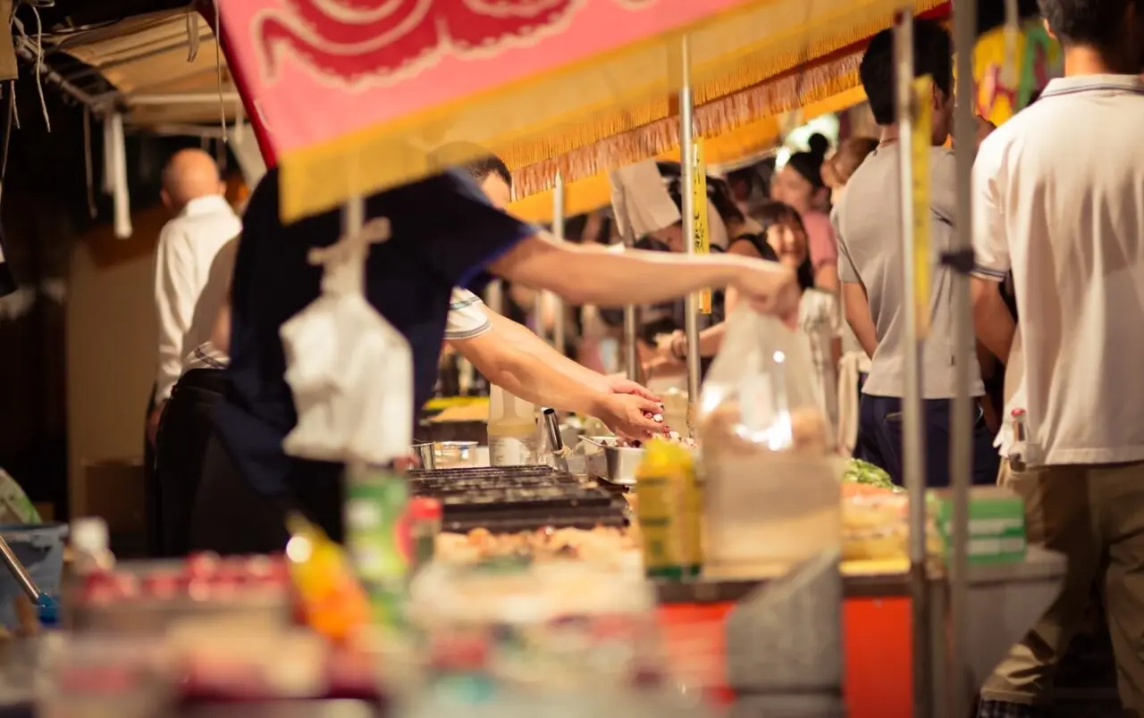 にぎわう屋台が並ぶ