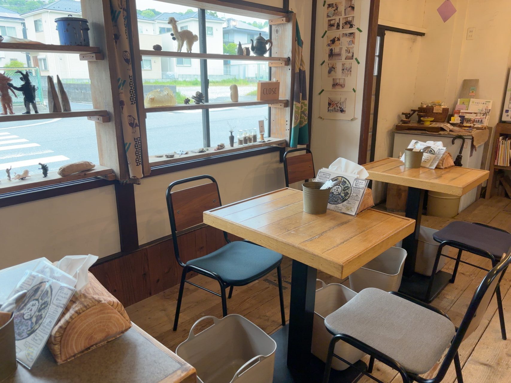 ウッド調で落ち着いた雰囲気の店内テーブル席
