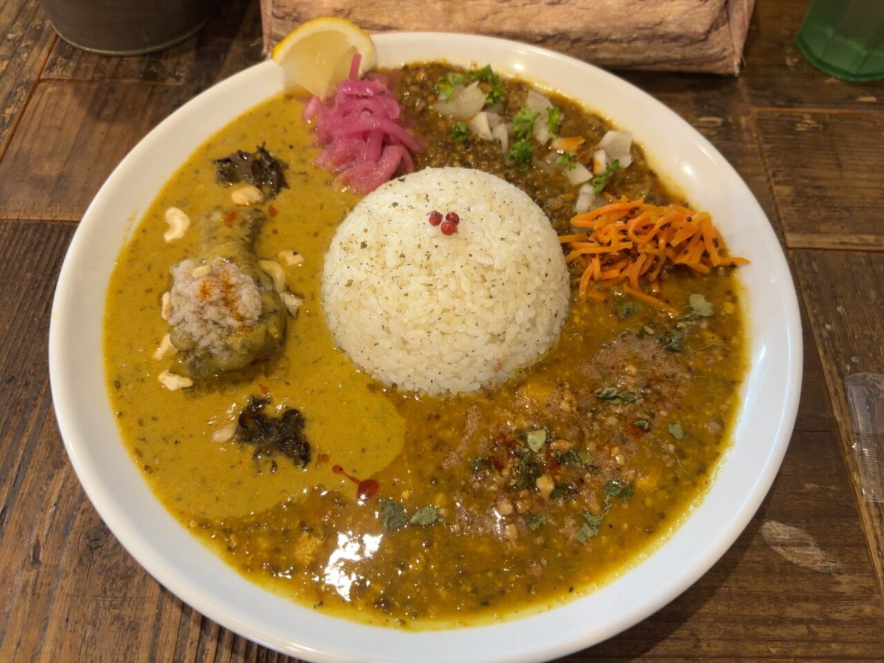 3種類のカレーが彩りよく盛られた「3種盛りカレー」