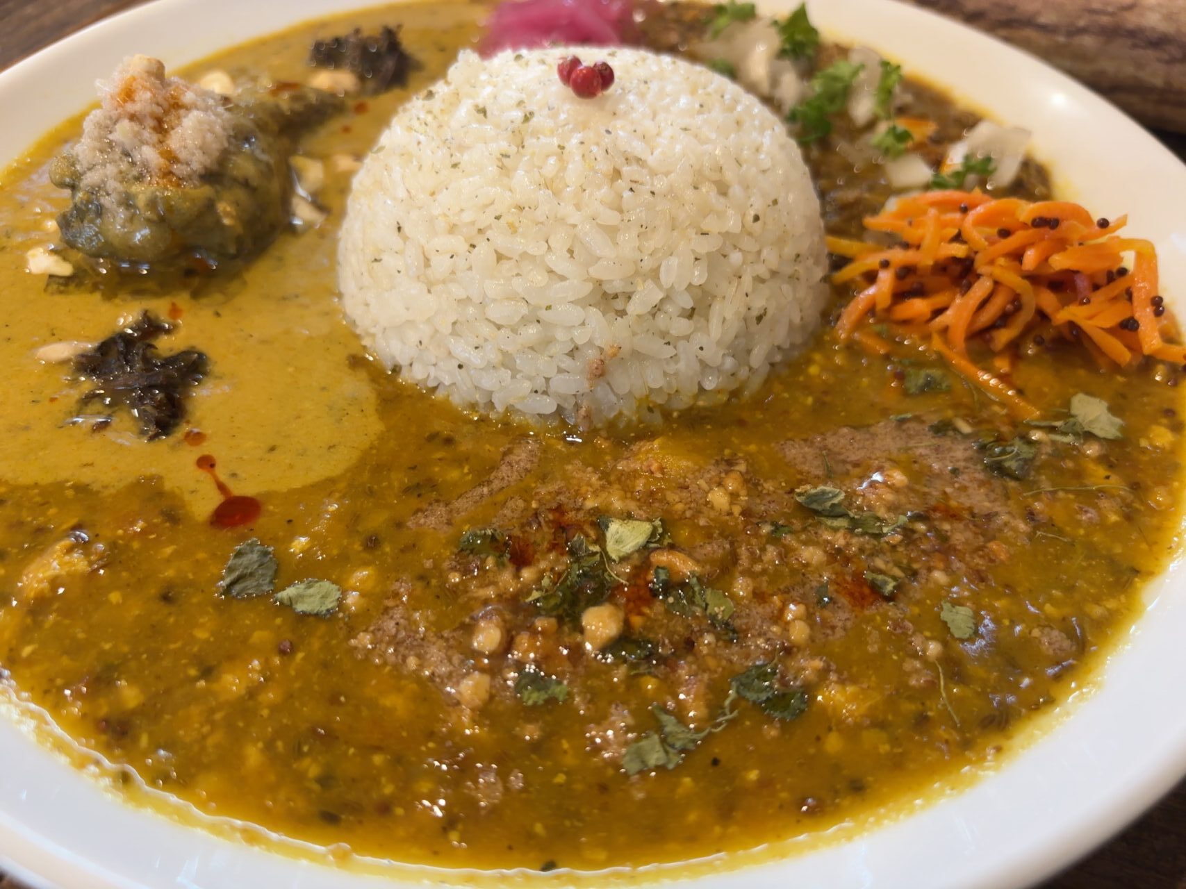 3種類のカレーが彩りよく盛られた「3種盛りカレー」