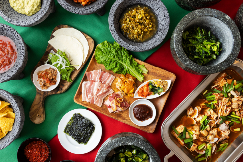 韓国・メキシコ料理が並ぶ前菜ビュッフェの一例