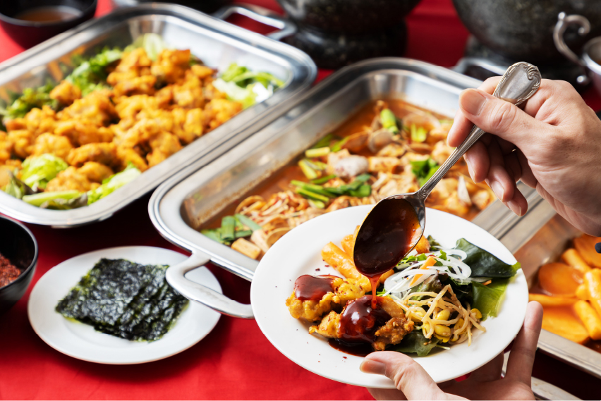 スンドゥブやトッポギなど韓国料理が並ぶ前菜ビュッフェ